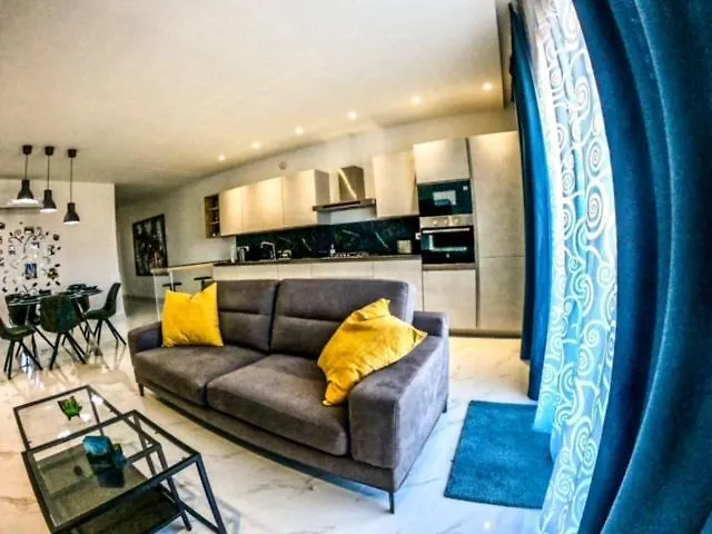 Luxurious 3 Bedroomed Penthouse Apartamento *