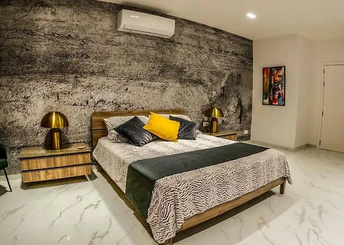 Luxurious 3 Bedroomed Penthouse